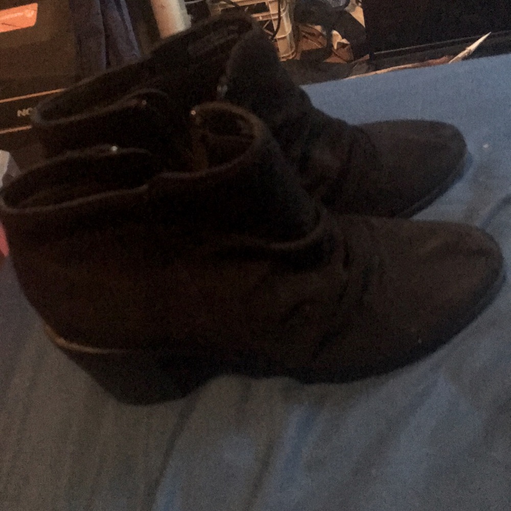 Black,Memory foam,Dress boots with a heel on it